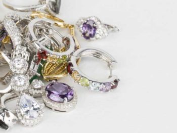 How to Choose Hypoallergenic Jewelry